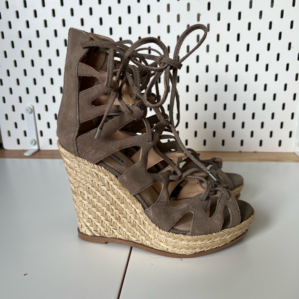 NWOT Steve Madden Theea Gladiator Taupe Suede Lace Up Wedge Espadrille Sandals 8